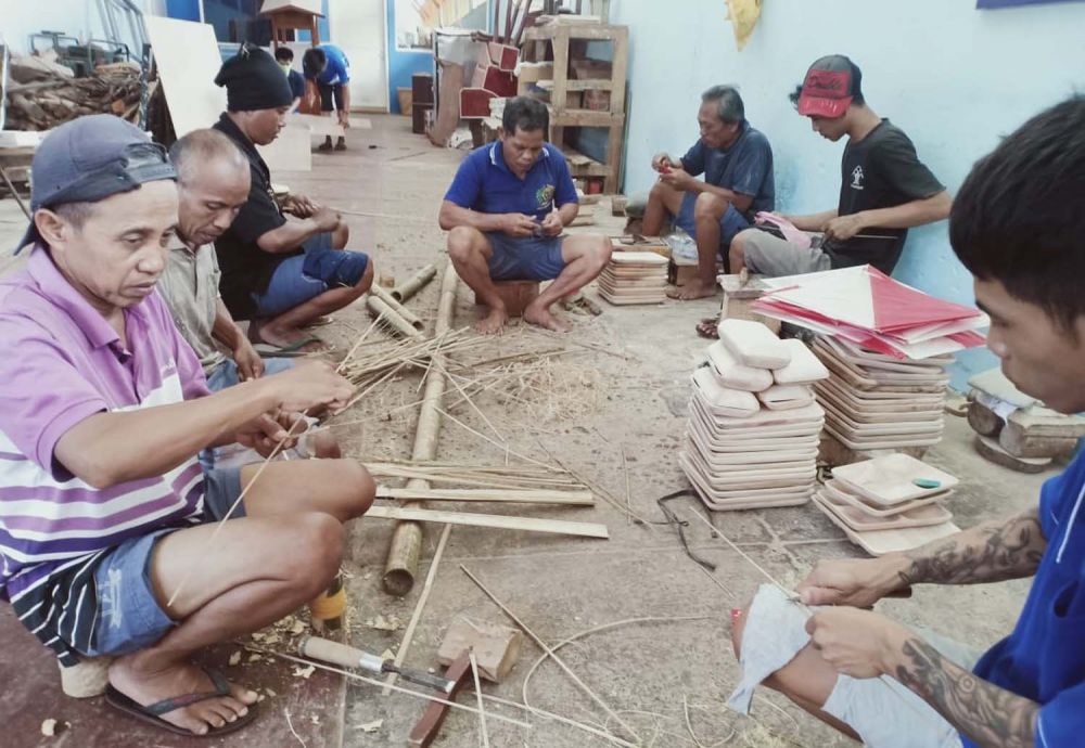 Warga Binaan Lapas Banyuwangi membuat layang-layang merah putih