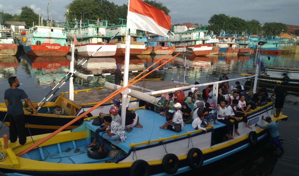 Warga Pulau Gili Ketapang Probolinggo belanja lebih awal sebelum lebaran dengan menaiki kapal motor, Sabtu (9/5/2020)
