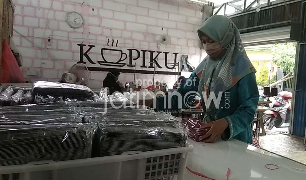 Warung kopi (warkop) di Mojokerto disulap jadi tempat produksi masker