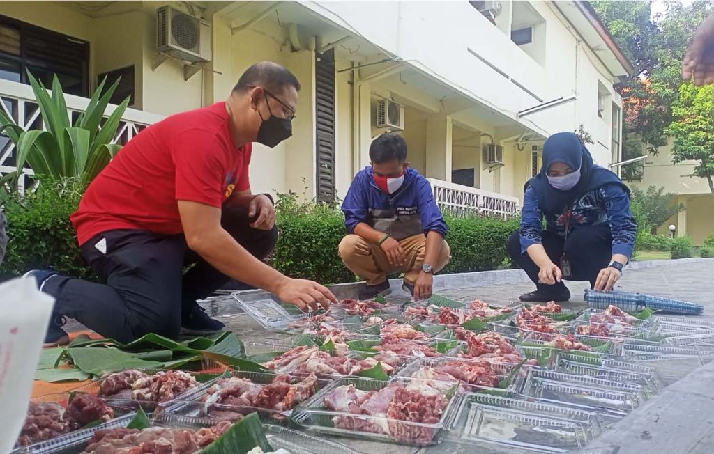 Penyembelihan tiga ekor kambing kurban berlangsung di halaman belakang Kantor BPSDM Pemprov Jatim di Surabaya pada Jumat (23/7/2021)