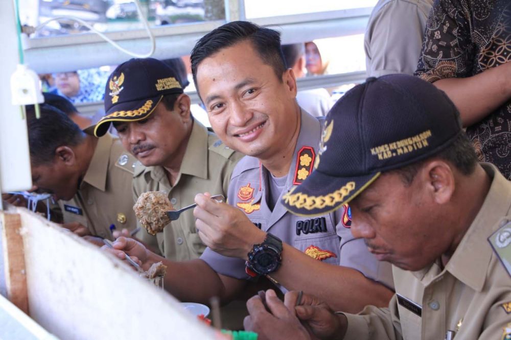 Kapolres Madiun AKBP Ruruh Wicaksono saat menikmati bakso yang dijual Sugeng