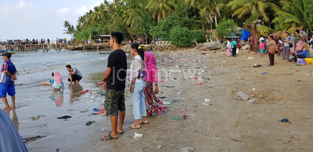 Berita Foto: Pantai Kelapa di Tuban Ternoda Sampah