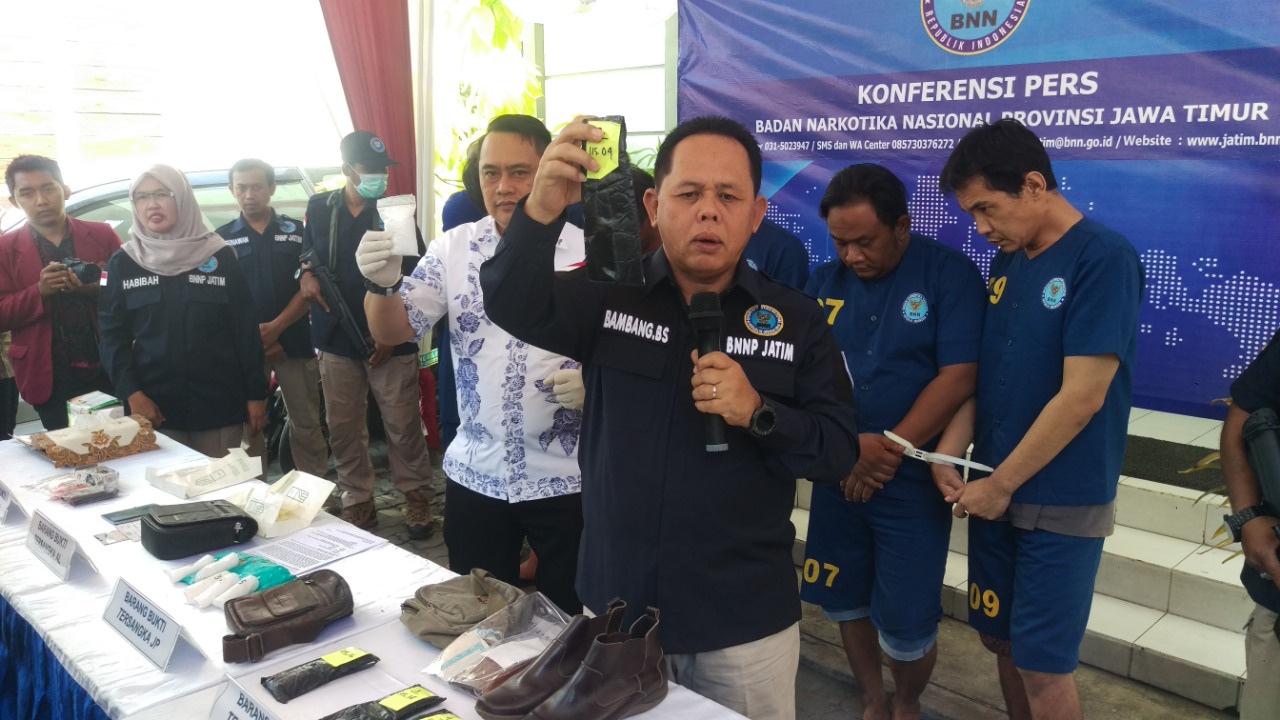 Brigjen Pol Bambang Budi Santoso menunjukkan barang bukti narkoba dan tersangka