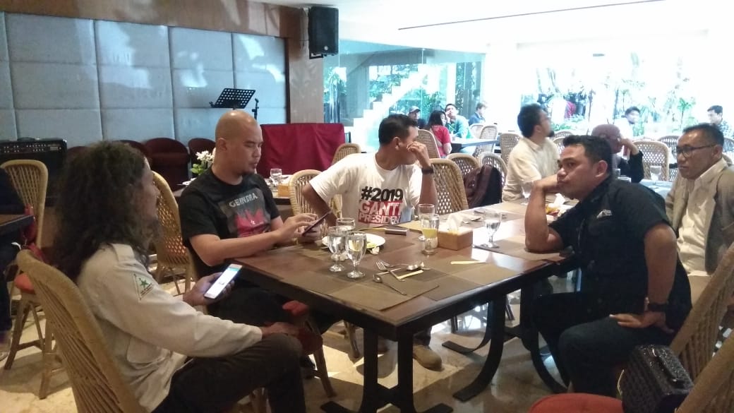 Dhani dan tokoh #2019GantiPresiden di Hotel Elmi Surabaya/Foto: Fahrizal Tito