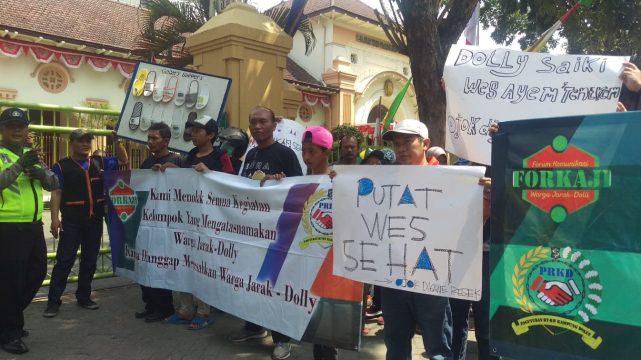 Demo yang digelar di Pengadilan Negeri Surabaya