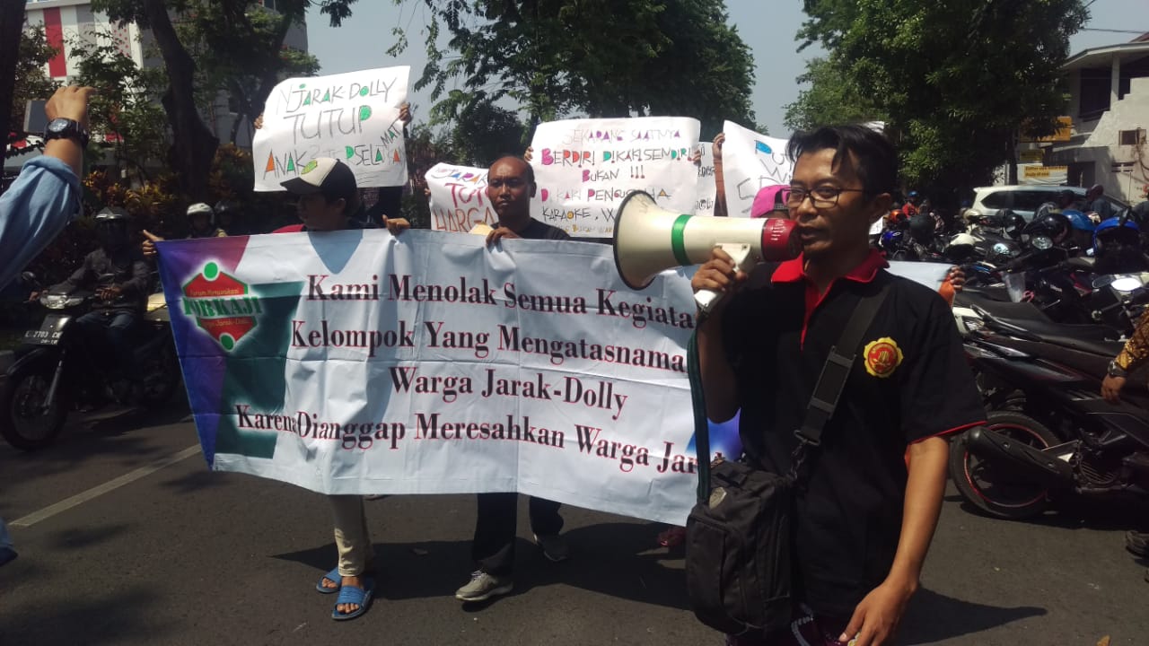 Aksi warga eks lokalisasi Dolly di Pengadilan Negeri Surabaya