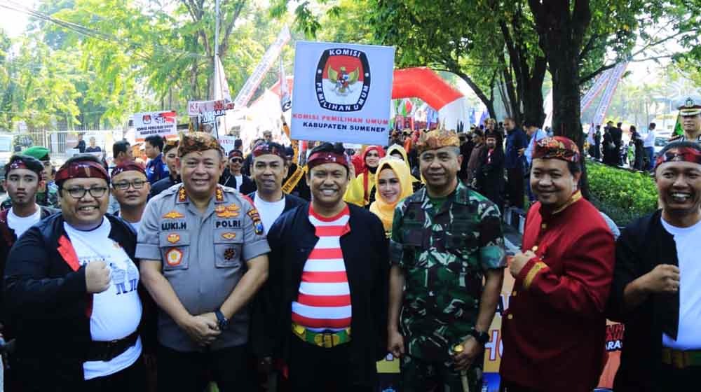 Kapolda Jatim Irjen Pol Luki Hermawan dan Pangdam V Brawijaya Mayjen TNI Arif Rachman serta yang lain/foto: Tito