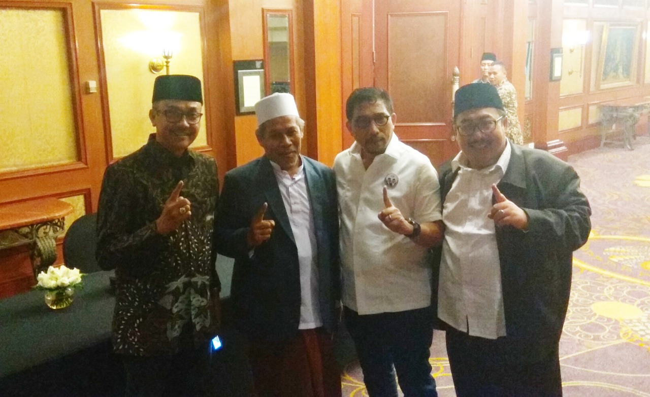 Ketua TKD Jatim Machfud Arifin foto bersama para kiai