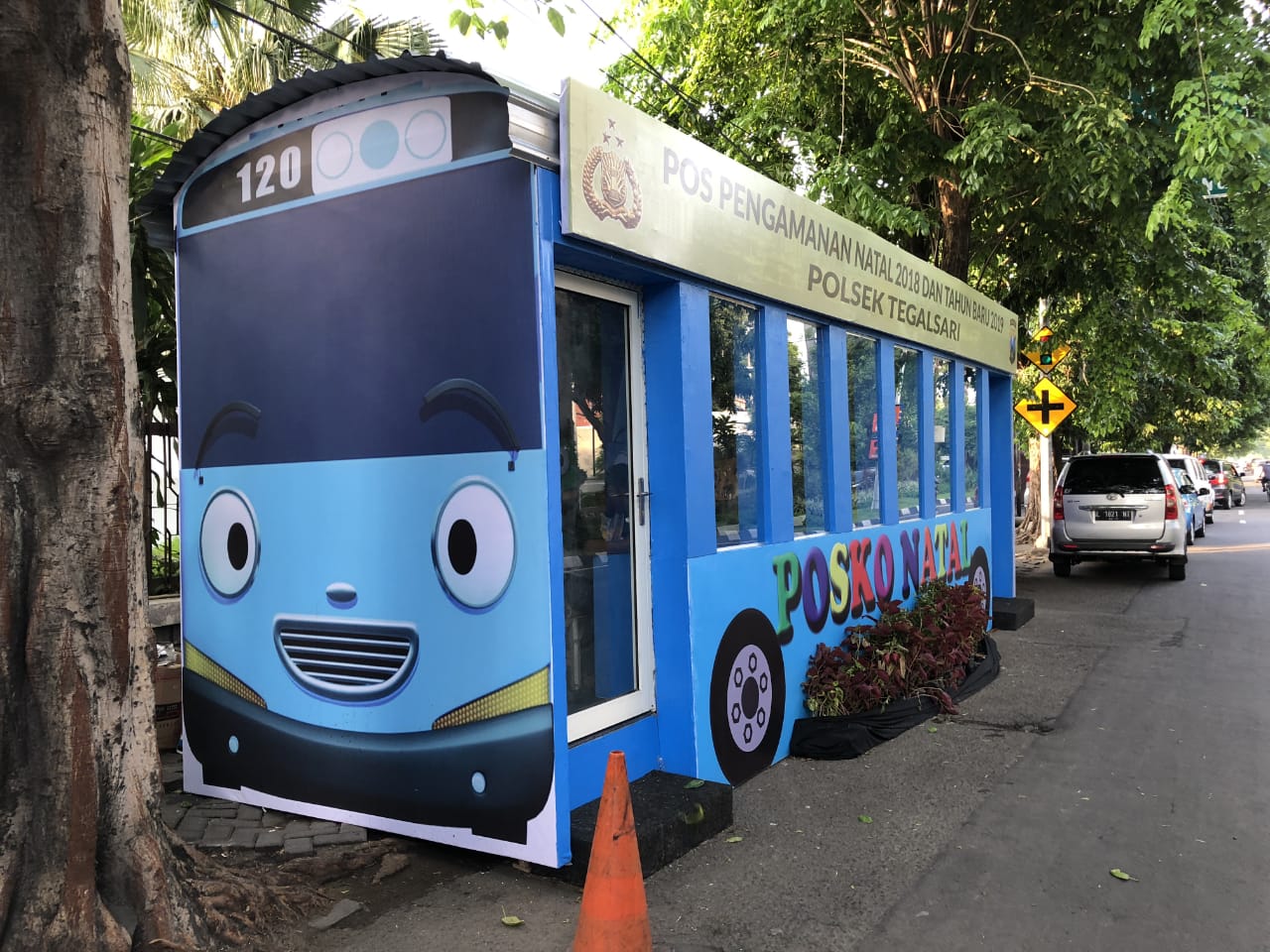 Unik Pos Pengamanan Natal dan Tahun Baru Berdesain Bus Tayo 