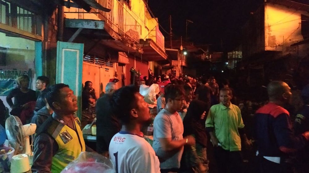 Pedagang dan warga melihat Pasar lawang yang terbakar