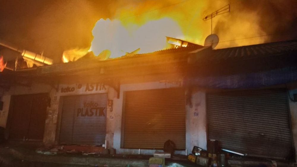 Api dengan cepat membesar di Pasar Lawang