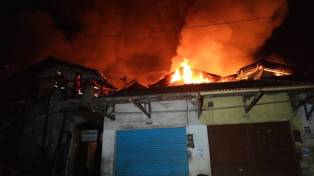 Api dengan cepat membakar Pasar Lawang