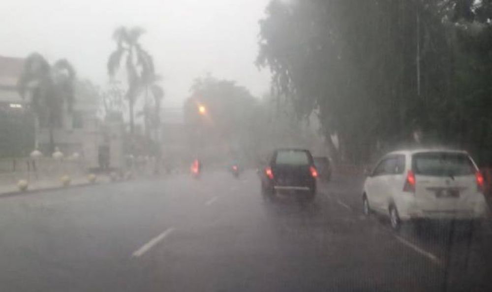 Hujan deras dan angin kencang di Surabaya (Foto dokumen Budi Sugiharto)