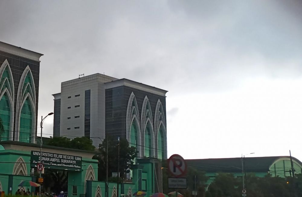 Mendung tebal menyelimuti