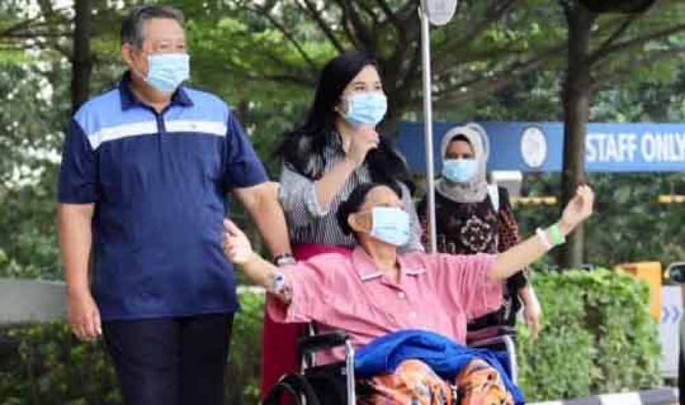 Ibu Ani Yudhoyono saat menjalani perawatan di Singapura/ foto istimewa