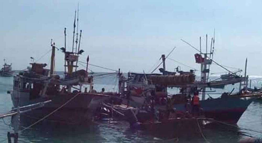 Kapal Putera Mahkota berhasil dievakuasi di pulau Gili Ketapang