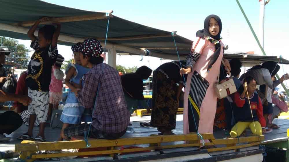 Warga Gili gunakan perahu datang ke Kota Probolinggo untuk berbelanja di hari 27 Ramadan