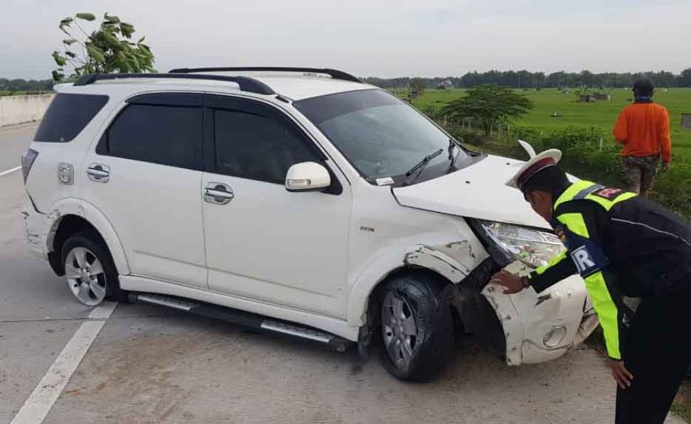 Toyota Rush menabrak pembatas Tol Ngawi