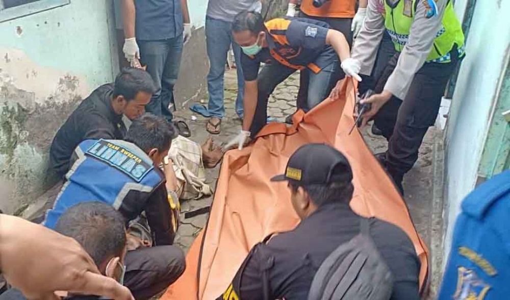 Petugas evakuasi dua jenazah suami istri
