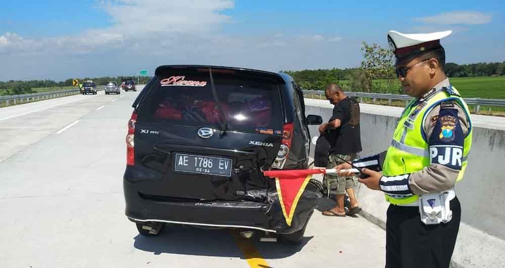 Toyota Avanza kecelakaan di Tol Ngawi