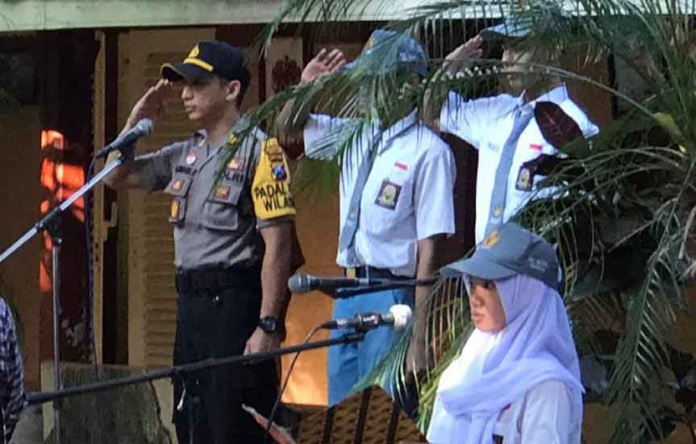 Kapolsek Genteng menjadi pemimpin upacara di SMA N 1 Surabaya