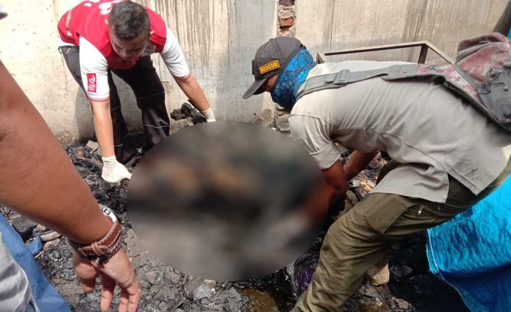 Petugas evakuasi jenazah korban akibat kebakaran pabrik korek di Sumatera Utara/ foto dokumen