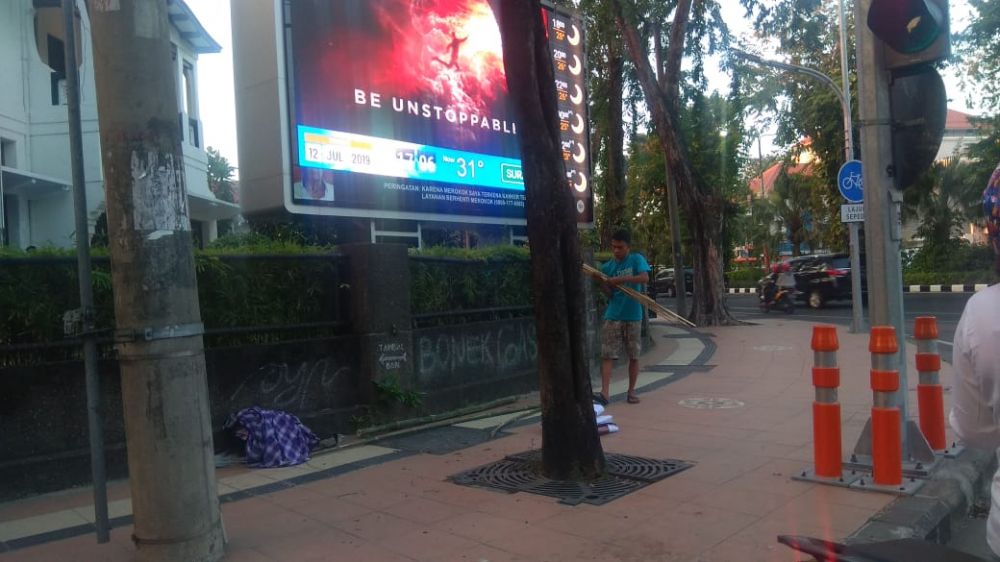 Dua orang yang mencopot baliho milik Mufti Anam di Surabaya