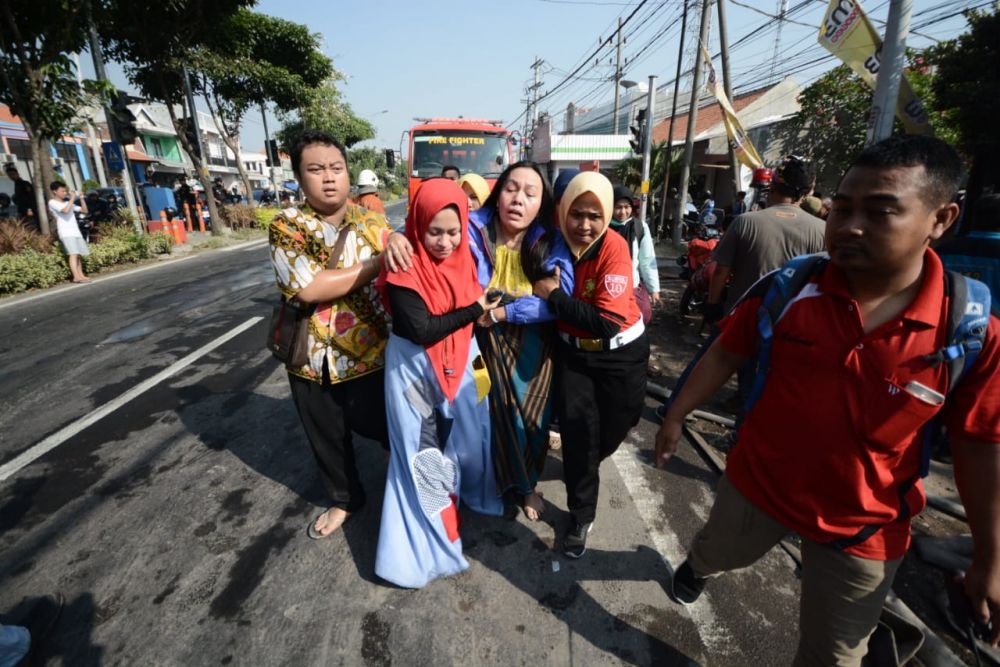 Salah satu korban kebakaran dibopong petugas