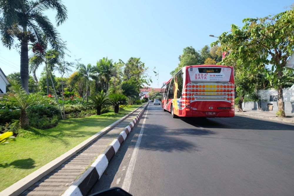 Bus Suroboyo siap mengantar para penumpang sesuai dengan rute yang ditentukan