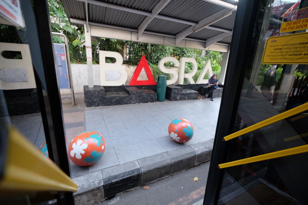 Bus Suroboyo hendak menaikkan penumpang di Halte Jalan Basuki Rahmat