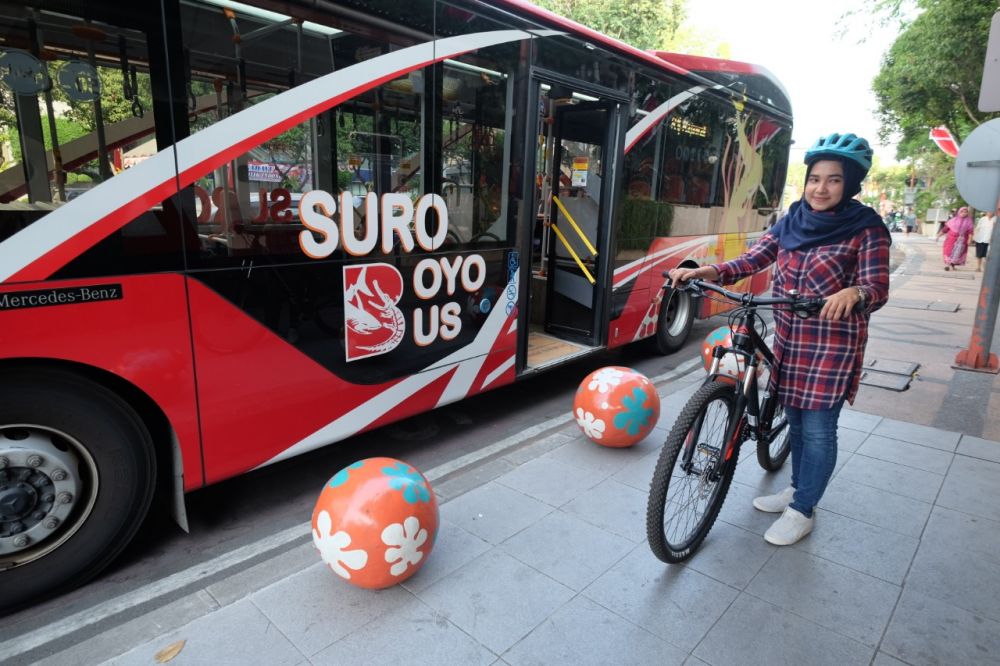 Pesepeda calon penumpang Bus Suroboyo