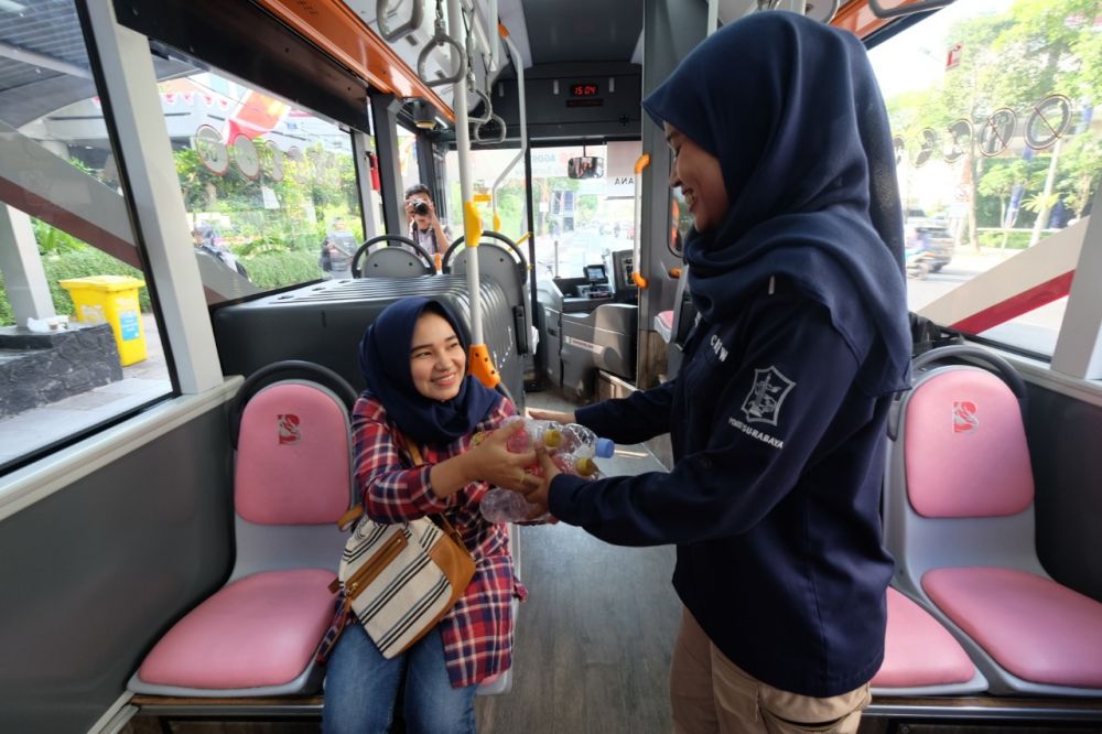 Hanya dengan botol air mineral bekas, penumpang bisa naik Bus Suroboyo