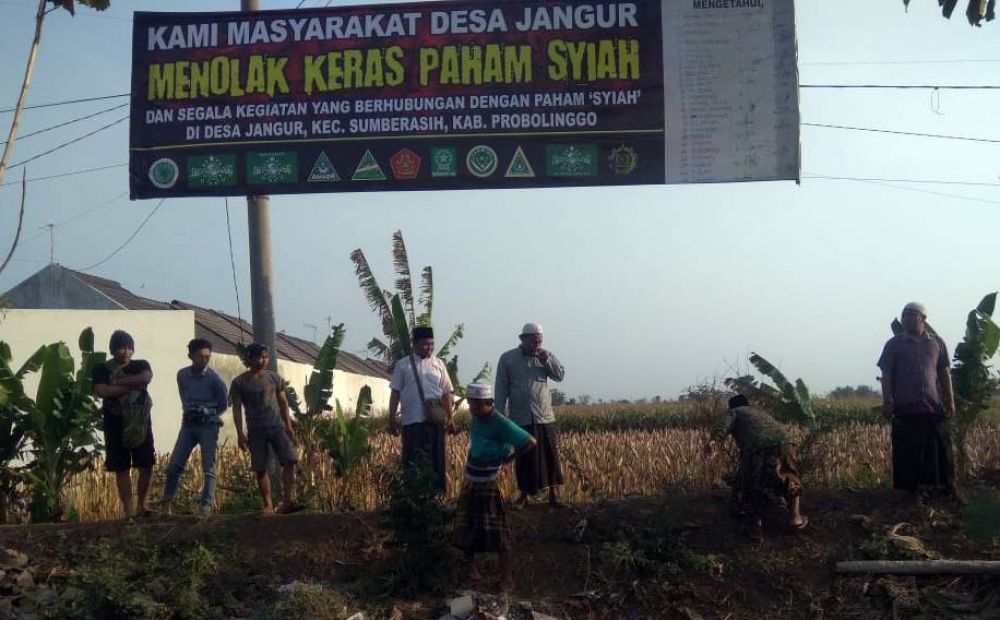 Warga Desa Jangur, Kecamatan Sumberasih, Kabupaten Probolinggo memasang banner penolakan terhadap paham syiah di daerahnya