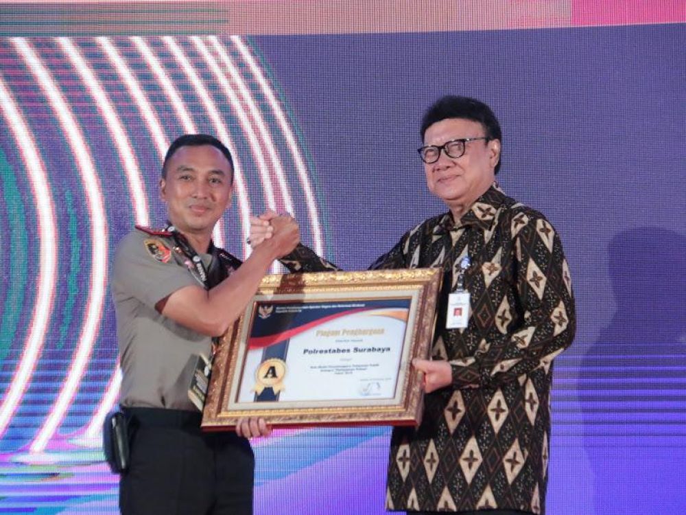 Kapolrestabes Surabaya, Kombes Pol Sandi Nugroho menerima penghargaan dari KemenPAN-RB