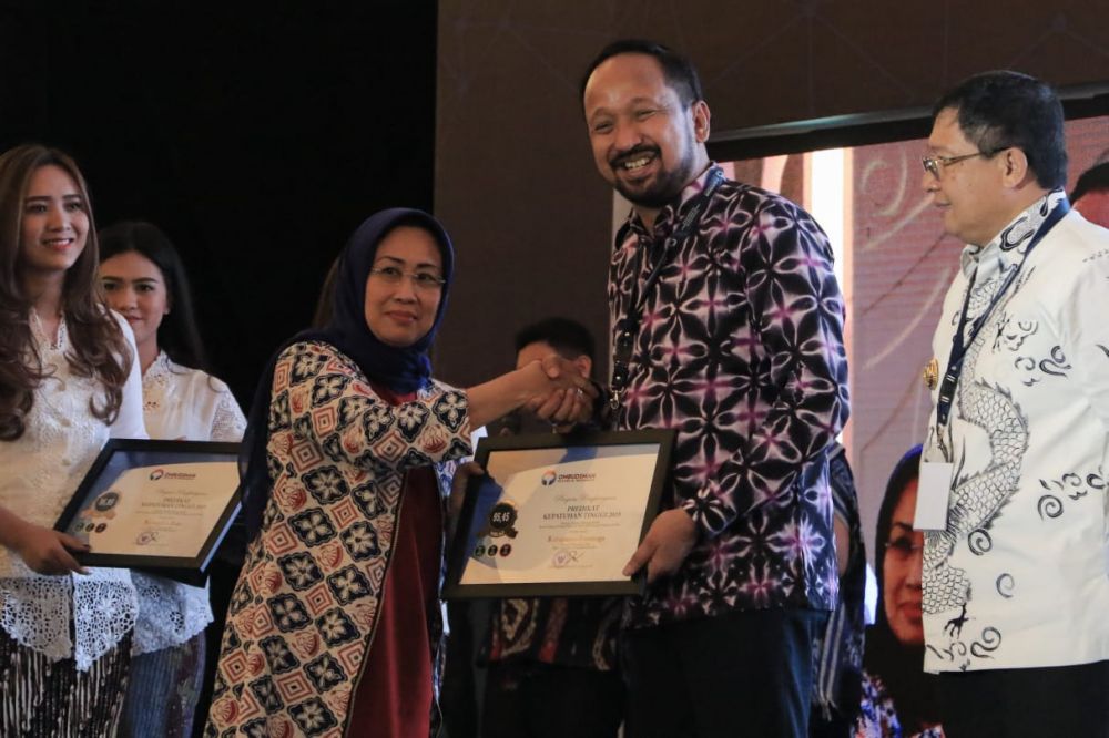 Bupati Ipong Muchlissono menerima penghargaan dari Ombudsman RI di Jakarta