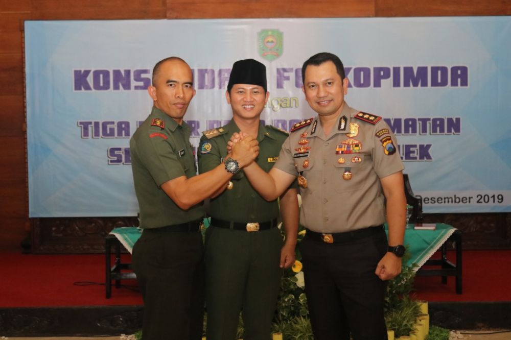 Bupati Nur Arifin (tengah) bersama Komandan Kodim 0806 Trenggalek Letkol Inv. Dodik Novianto dan Kapolres Trenggalek AKBP Jean Calvijn Simanjuntak