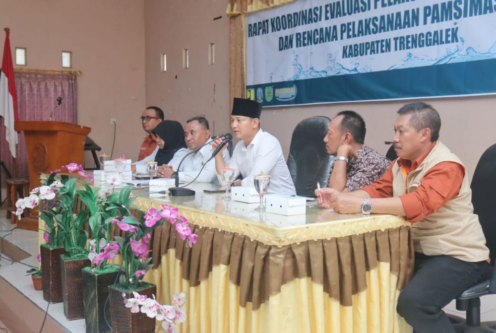 Bupati Nur Arifin mengajak warga Trenggalek berperan aktif dalam meningkatkan cakupan air bersih