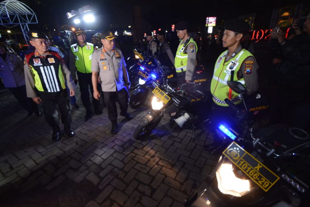 Wakapolrestabes Surabaya AKBP Agus Sudaryatno mengecek kesiapan personel pengamanan