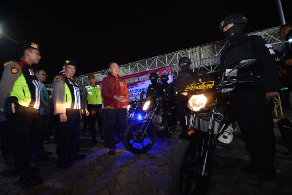Kapolrestabes Surabaya Kombes Pol Sandi Nugroho mengecek persiapan personel yang diterjunkan dalam pengamanan Natal dan tahun baru.