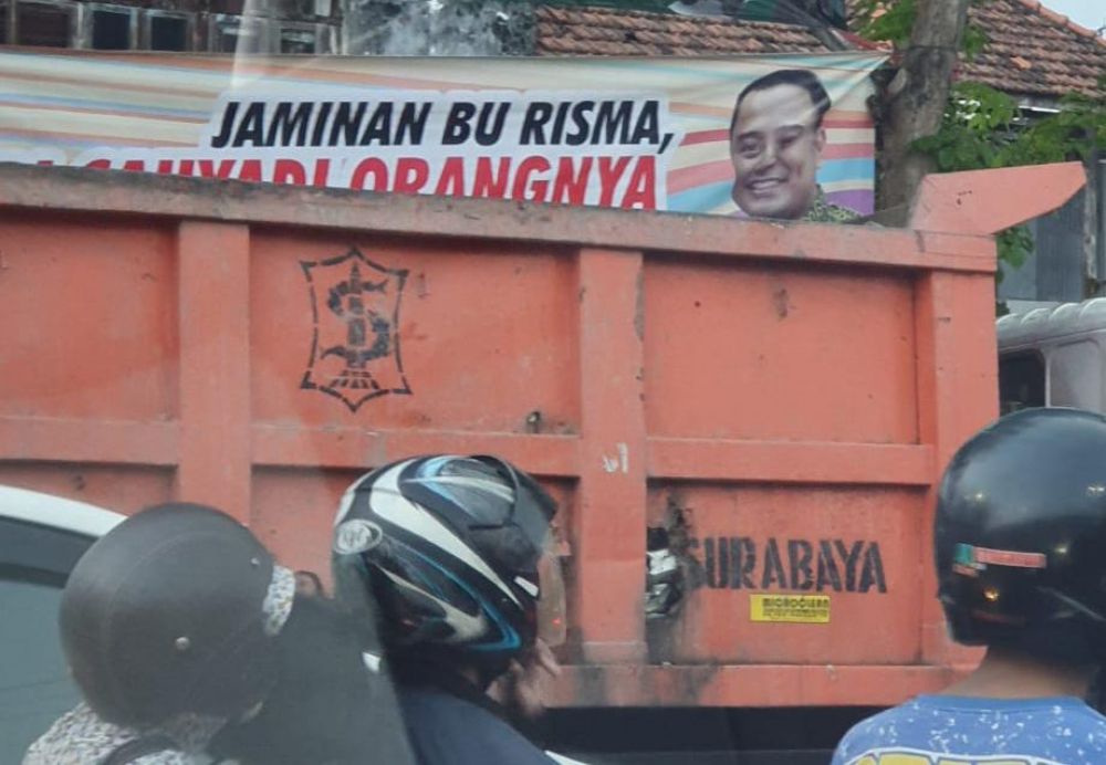 Spanduk bergambar Eri Cahyadi di kawasan Pasar Kupang, Surabaya