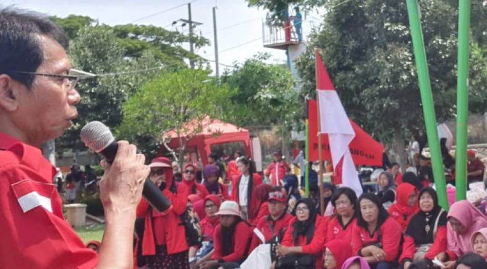 Ketua DPC PDI Perjuangan Kota Surabaya, Adi Sutarwijono mengajak perempuan dan milenial bergabung ke partai banteng moncong putih/ foto dokumen