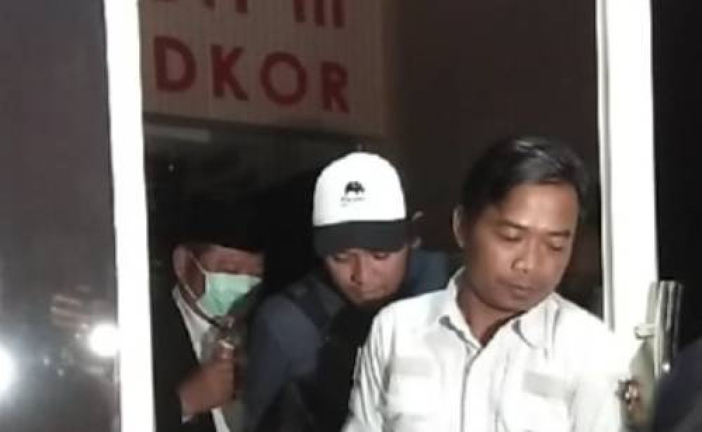 Bupati Sidoarjo, Saiful Ilah keluar dari gedung Polda Jatim dibawa menuju Jakarta