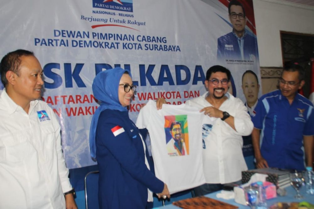 Plt Ketua DPC Partai Demokrat Kota Surabaya Lucy Kurniasari dan Irjen Pol (Purn) Machfud Arifin