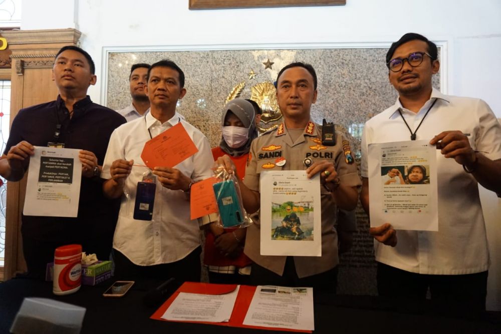 Penampakan penghina Wali Kota Risma yang saat ini sudah diamankan di Mapolrestabes Surabaya