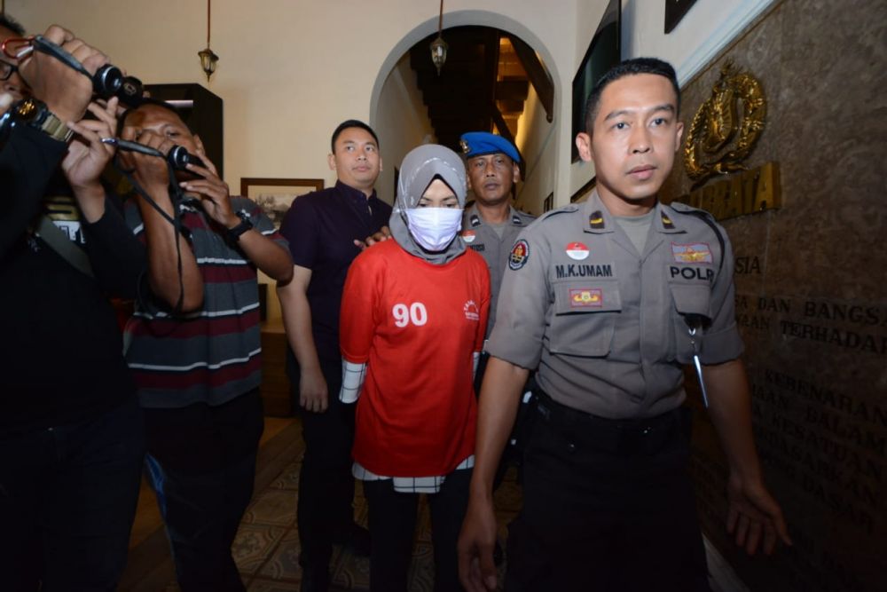Penghina Wali Kota Risma saat digiring di Mapolrestabes Surabaya
