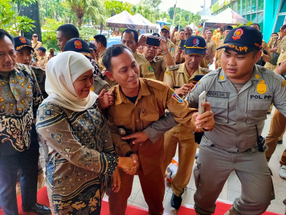 Gubernur Jatim Khofifah Indar Parawansa saat menghadiri Rapat Kerja Percepatan Penyaluran dan Pengelolaan Dana Desa Tahun 2020 di JX International Jalan Ahmad Yani, Surabaya