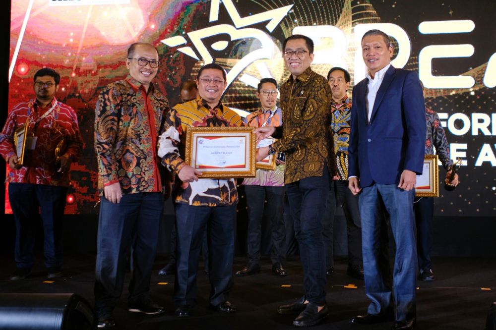 Direktur Strategi Bisnis dan Pengembangan Usaha SIG, Fadjar Judisiawan (kedua dari kiri) menerima peghargaan dari Ketua Komisi VI DPR RI Faisol Riza (kedua dari kanan) 
