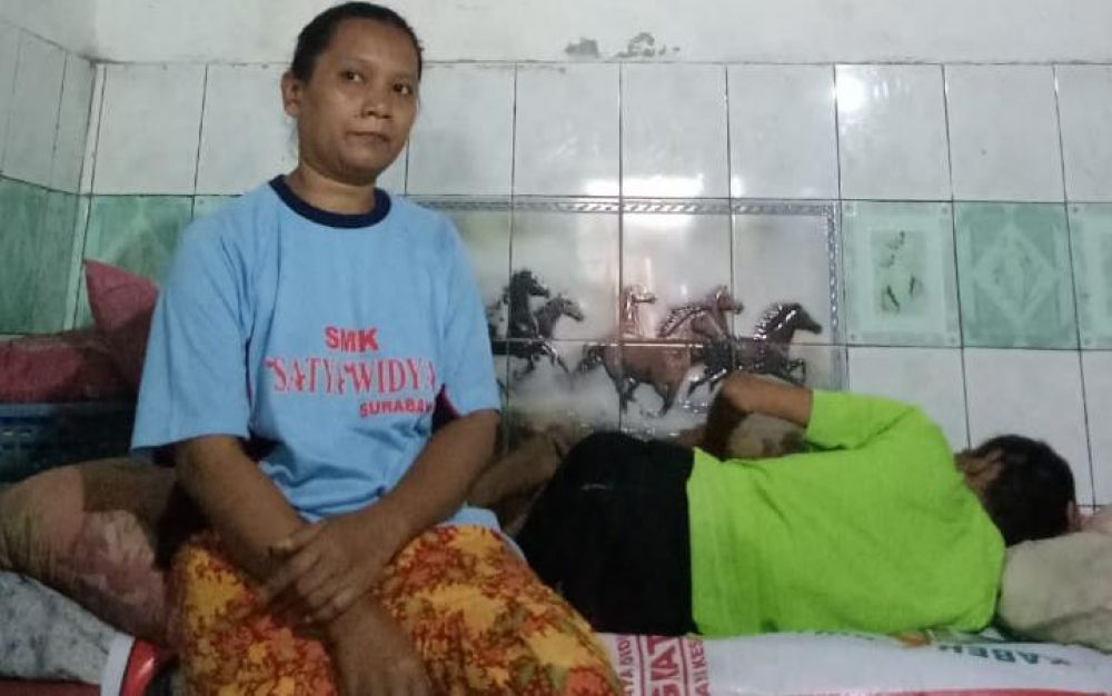 Siti Syamsiyah menjaga suaminya yang terbaring sakit di rumahnya