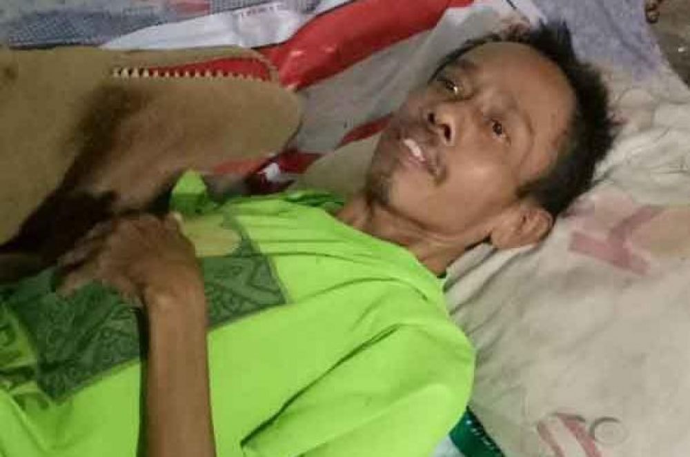 Guru honorer SD Negeri di Surabaya, Eko Sumantoyo yang terkulai sakit