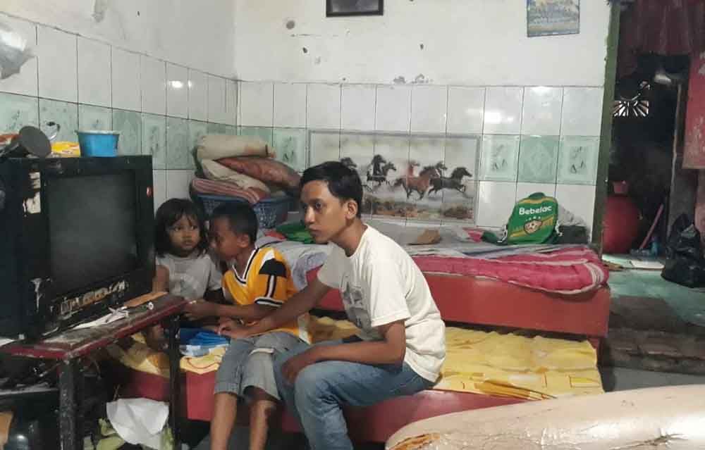 Dicky Edear Himawan Mukti bersama dua adik menjaga rumahnya saat ayahnya dirawat di RS Haji